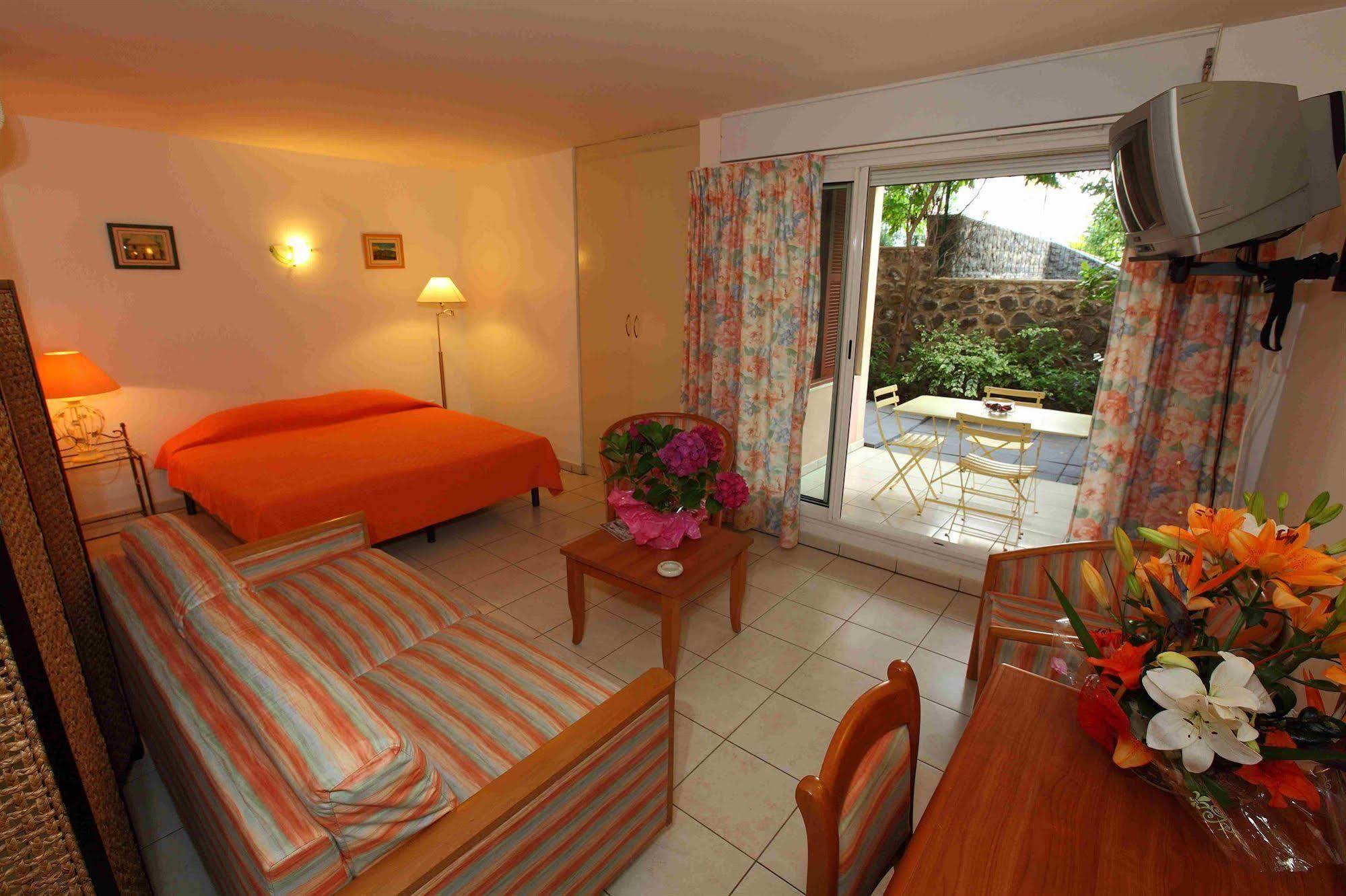 Hotel Le Kerveguen Saint-Gilles-les-Bains Exterior foto
